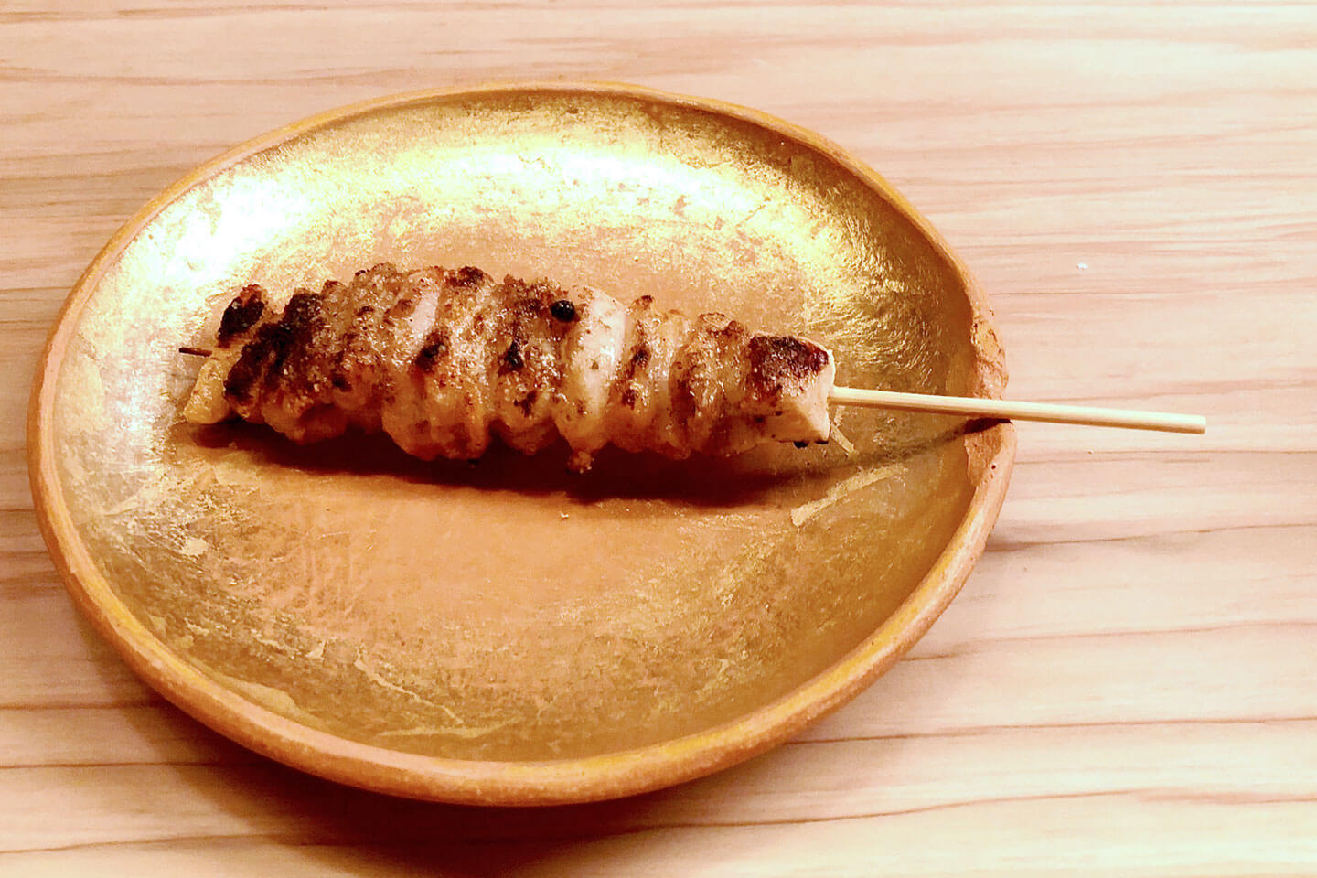 丸鶏を使うからこそ生まれた「とり皮」。首だけでなく胸やモモなど、いろんな部位の皮を使っておいしさが詰まった1本は「萬鳥」ならでは