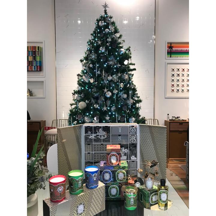 店舗中央には天井まで届きそうな大きさのクリスマスツリーを展示。なかなか見ることのできない大きさと美しいオーナメントにうっとりするはず。