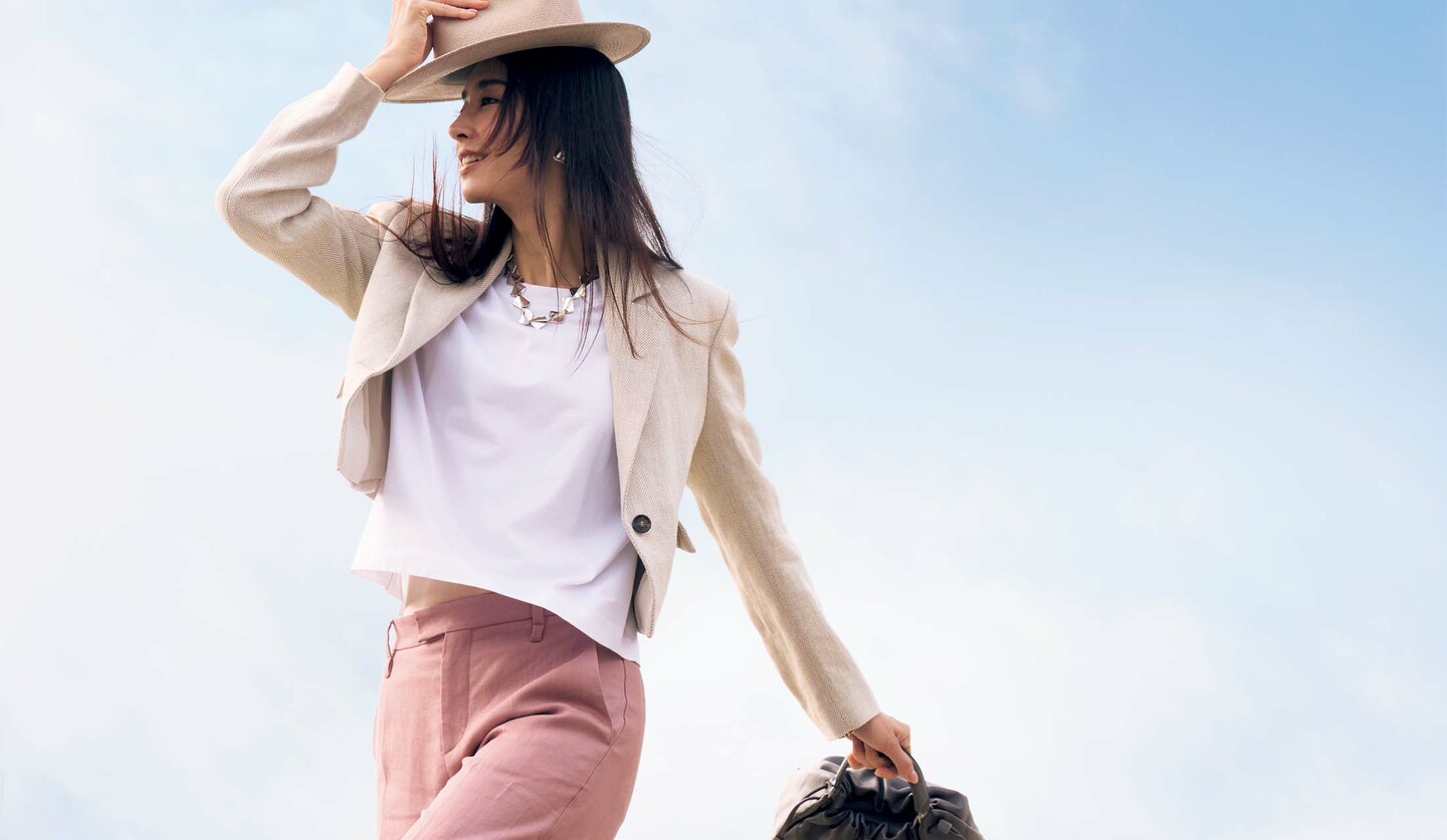 「ブルネロ クチネリ」のジャケットを着用したモデルの立野リカさん