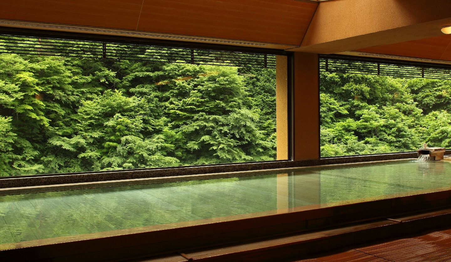 世界最古の宿としてギネスブックに認定されている「西山温泉 慶雲館」の展望風呂「桧香の湯」
