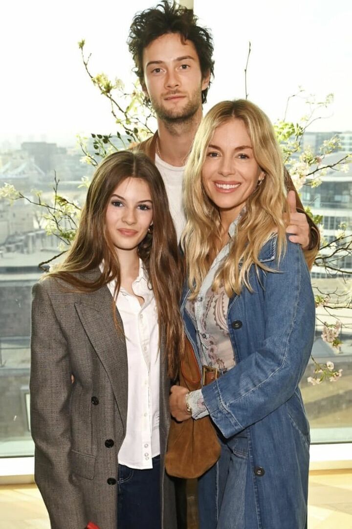 サヴァンナ・ミラーは、シエナ・ミラーの姉が手掛けるブランド。