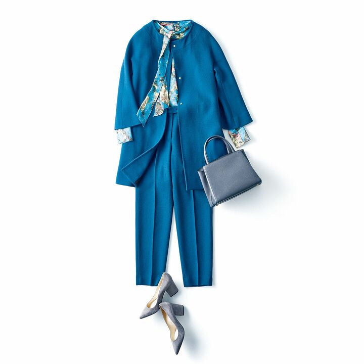 コートジャケット￥420,000・パンツ￥98,000（キートン）、ブラウス￥79,000（和光〈アスペジ〉）、バッグ￥328,000（ヴァレクストラ・ジャパン）、靴￥79,000（セルジオ ロッシ）　　［Precious2020年2月号115ページ］ 