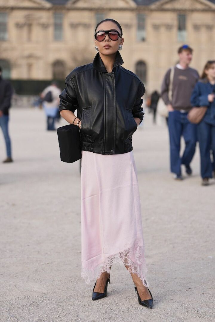 まとめ髪とシルバーイヤリングで顔周りをシックに整え、甘いピンクを辛口に。