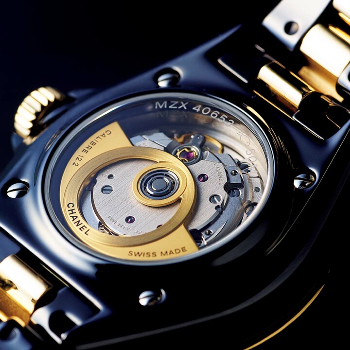 シャネルの時計『J12 キャリバー 12.2』