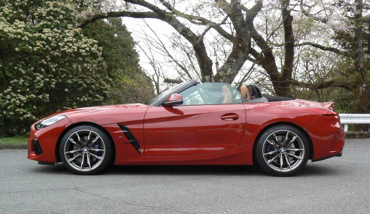 ２座でロングノーズの古典的なプロポーションは、スポーツカー好きの心をくすぐる。