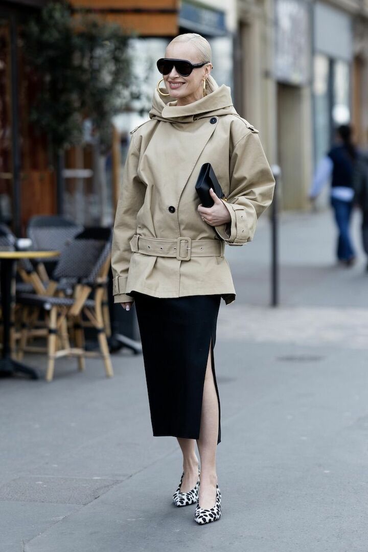 スリークなヘアスタイルとビッグフープイヤリングの合わせ技で顔周りにもポイントを。