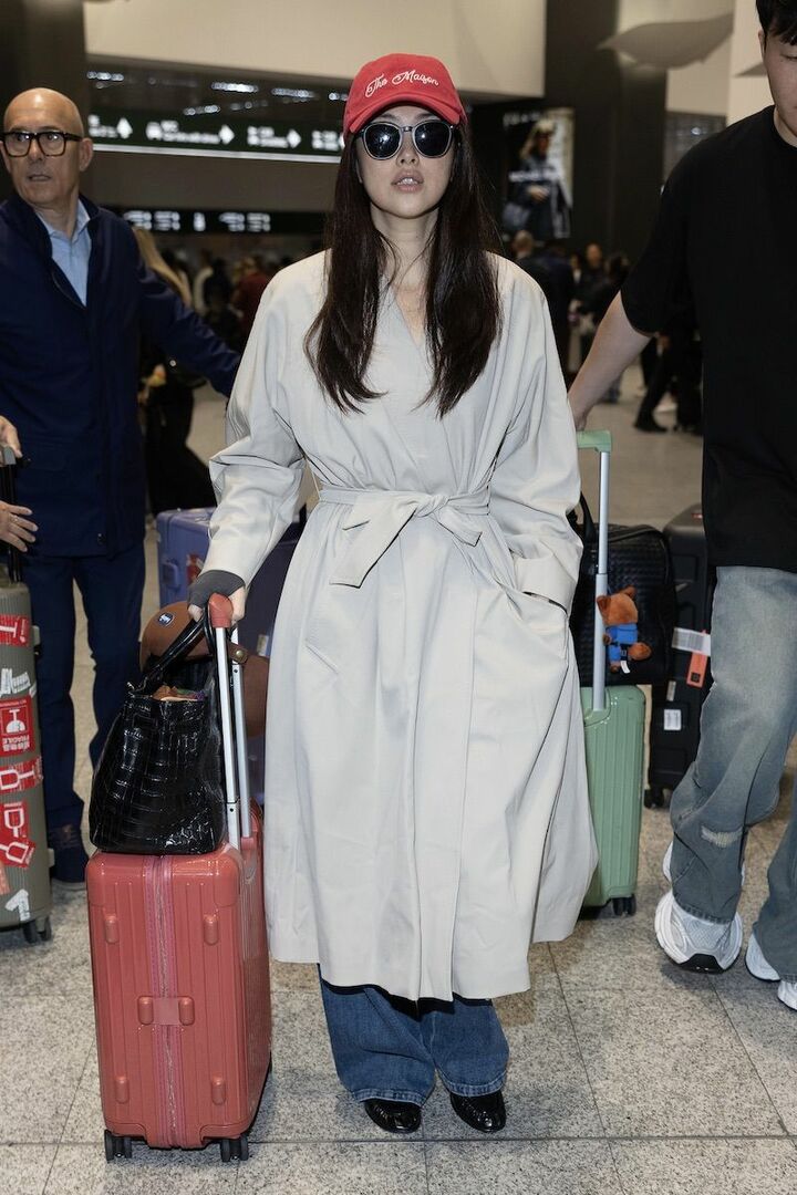 赤と黒をバランスよく繰り返し小気味よく。