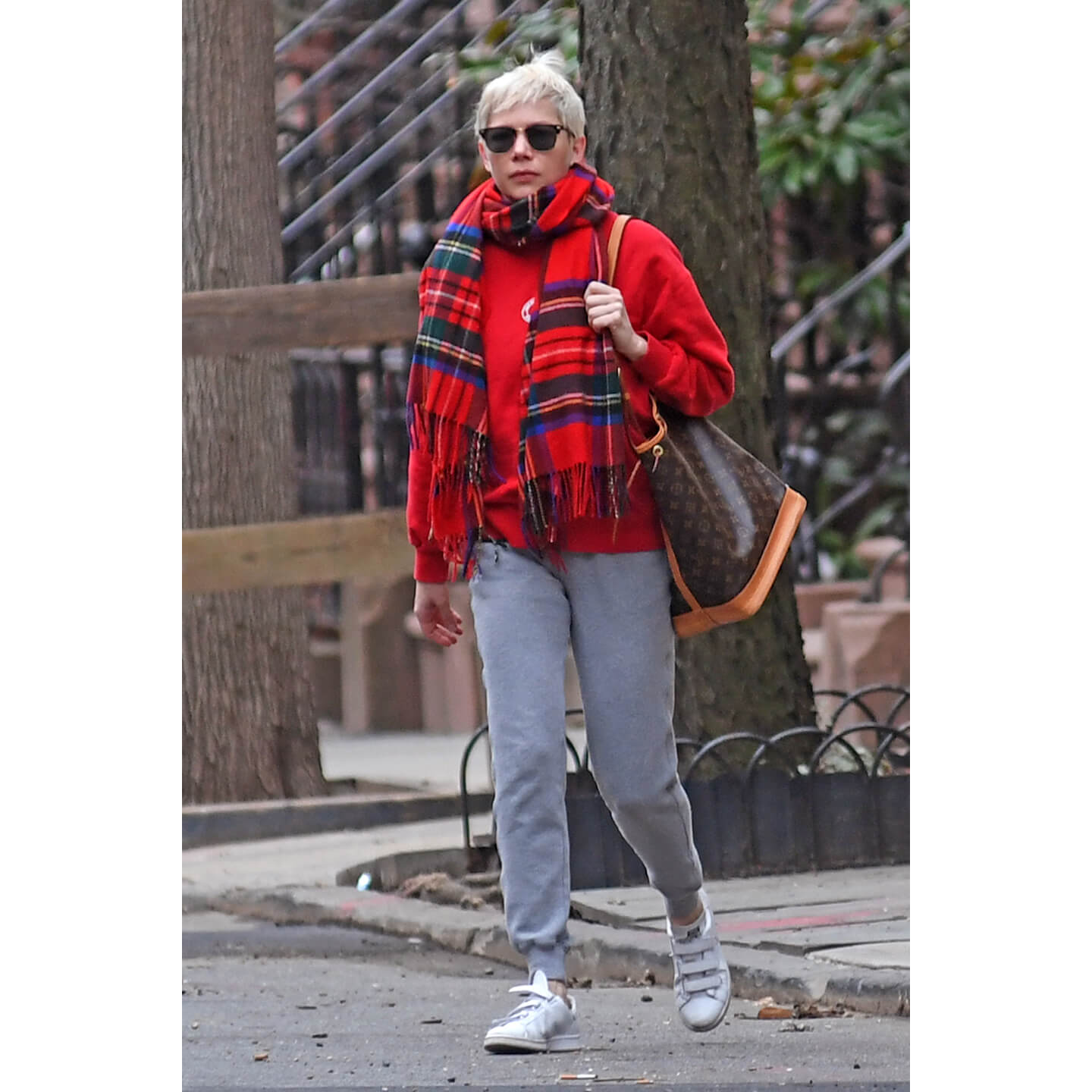 チェック柄のマフラーを巻いたMichelle Williams(ミシェル・ウィリアムズ)氏