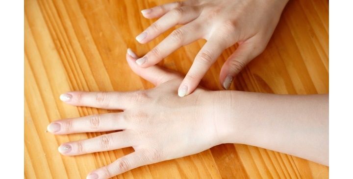 お灸の初心者はまず、このツボ「合谷(ごうこく)」からスタート。頭痛や肩凝りなどスッキリしない体調全般に通じるポイント。