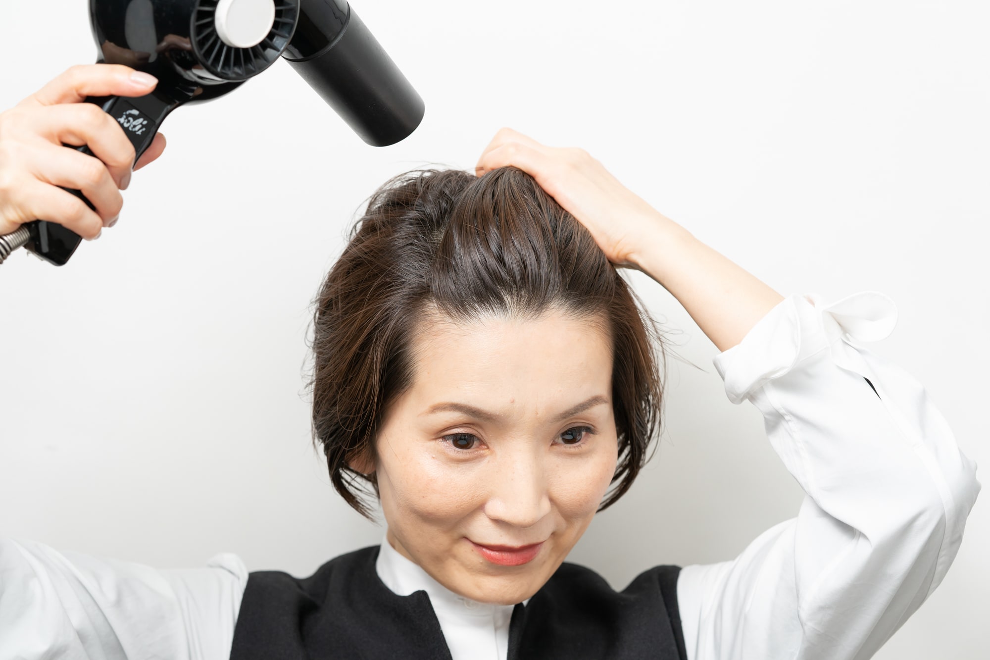 髪を乾かすときは、指の腹で頭皮を擦りながらドライヤーをあてるのがポイント。