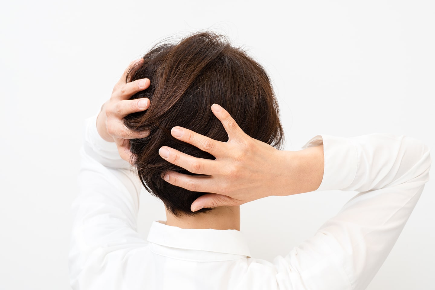 髪を握ったり揉み込んだりせず、ただ髪の表面をさするだけでOK。