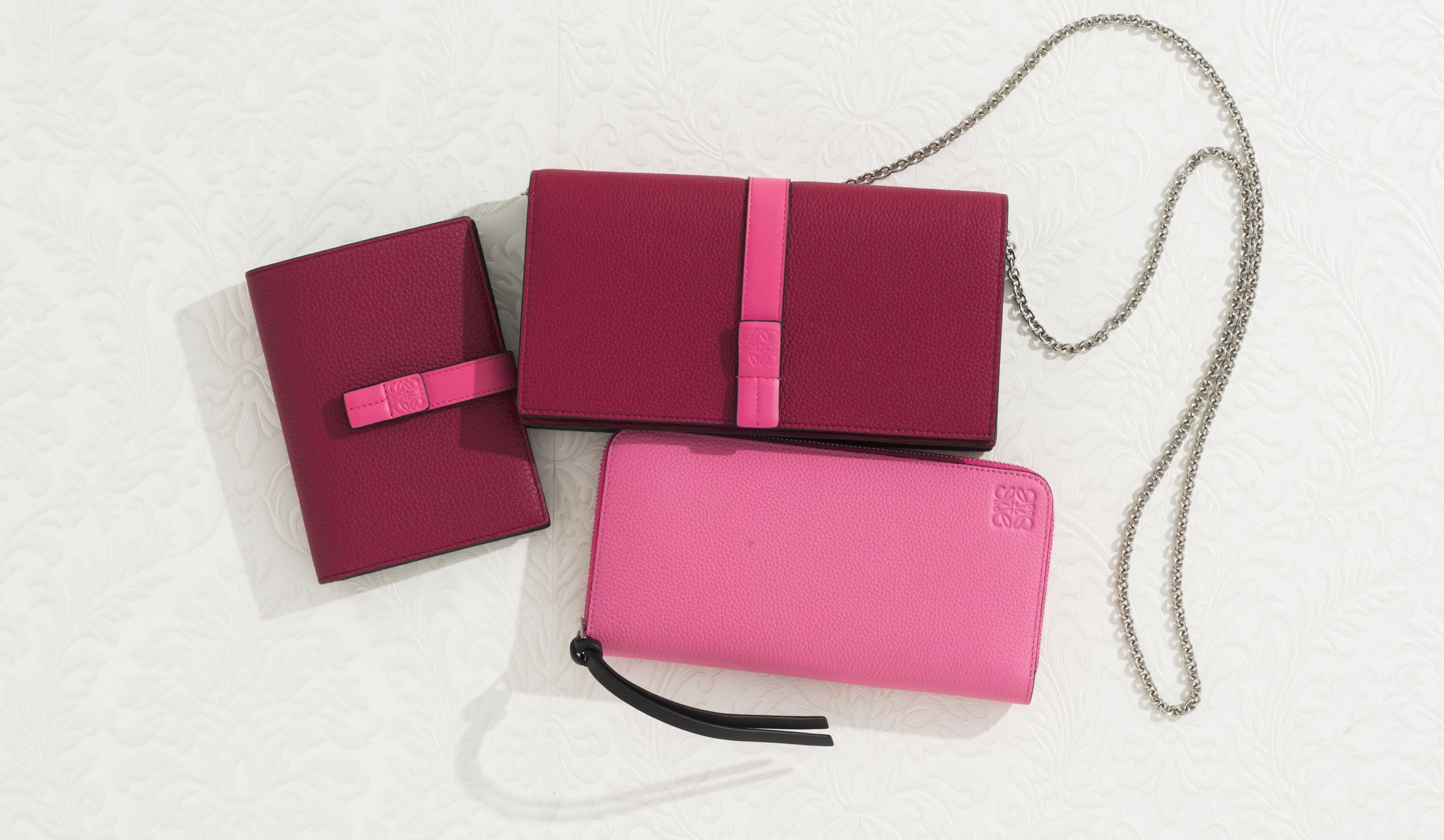 幸せな毎日を約束する！ロエベの新色「ピンク財布」３選 | Precious.jp 
