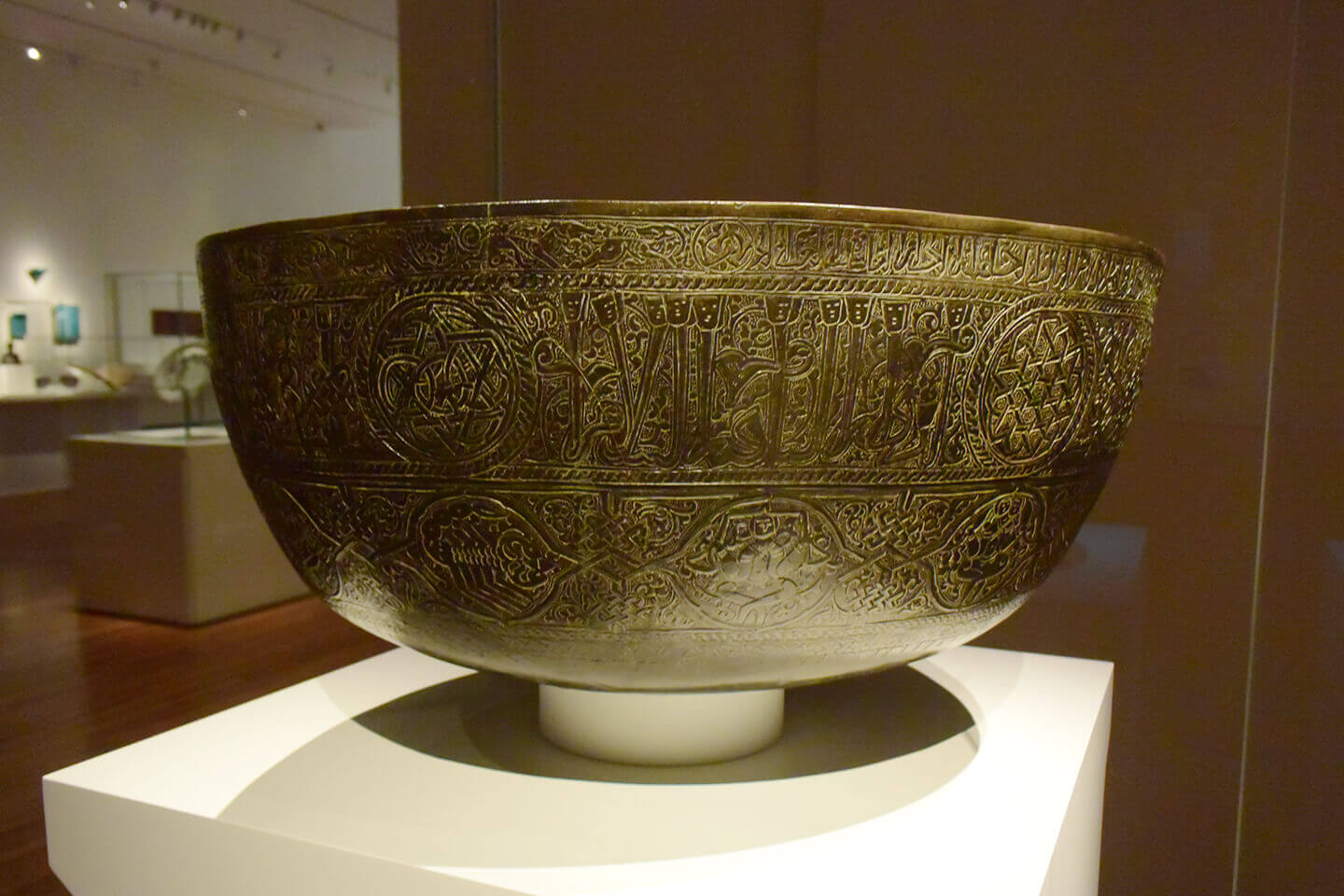 地域や時代によって技法やテイストが異なるのがわかる、巧みな展示方法
