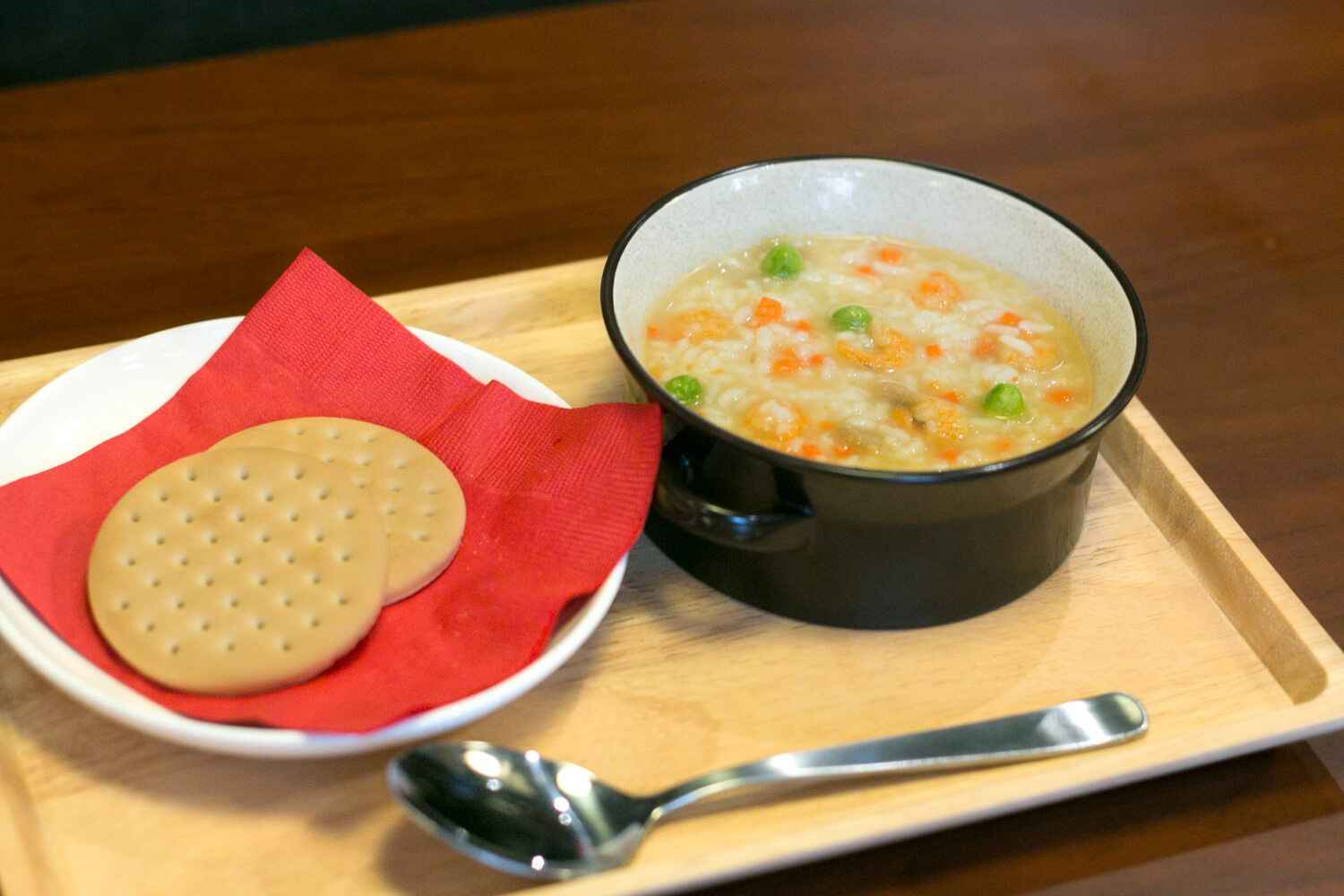 通常の食事で出しても備蓄食だとは思えないクオリティーの高さ/クラッカー(大缶)¥4,000、洋風えび雑炊(大缶)¥8,500