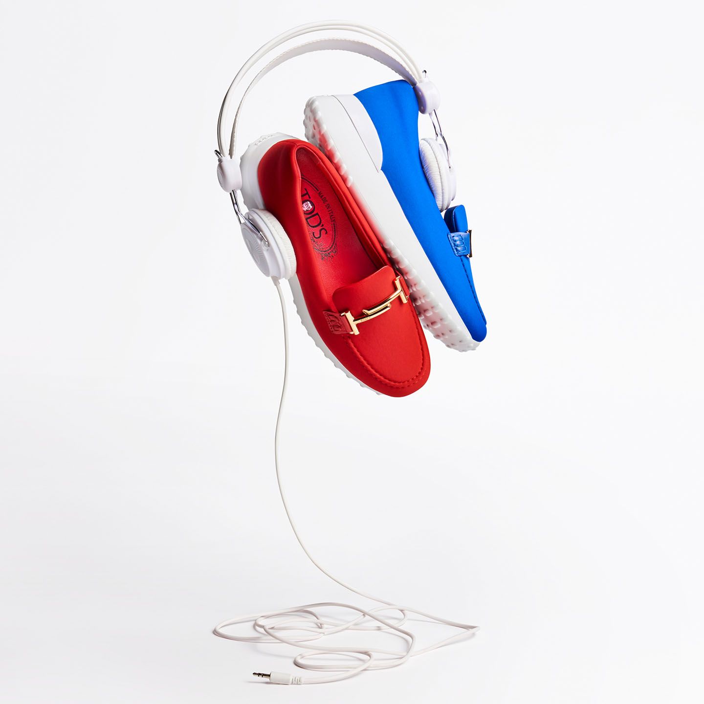 赤と青のネオプレン素材のアッパーにスニーカーソールをマッチング。靴¥78,840【ヒール:5cm】