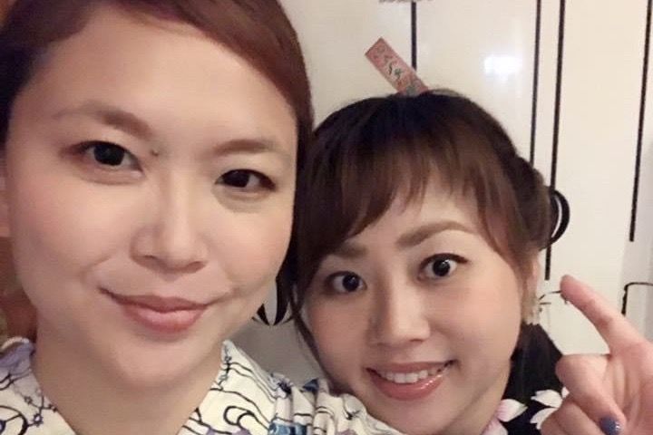 左がアッコママ、右がえりこチーママ。同じ職場で働きながら、プライベートでも遊ぶ仲のよさだ