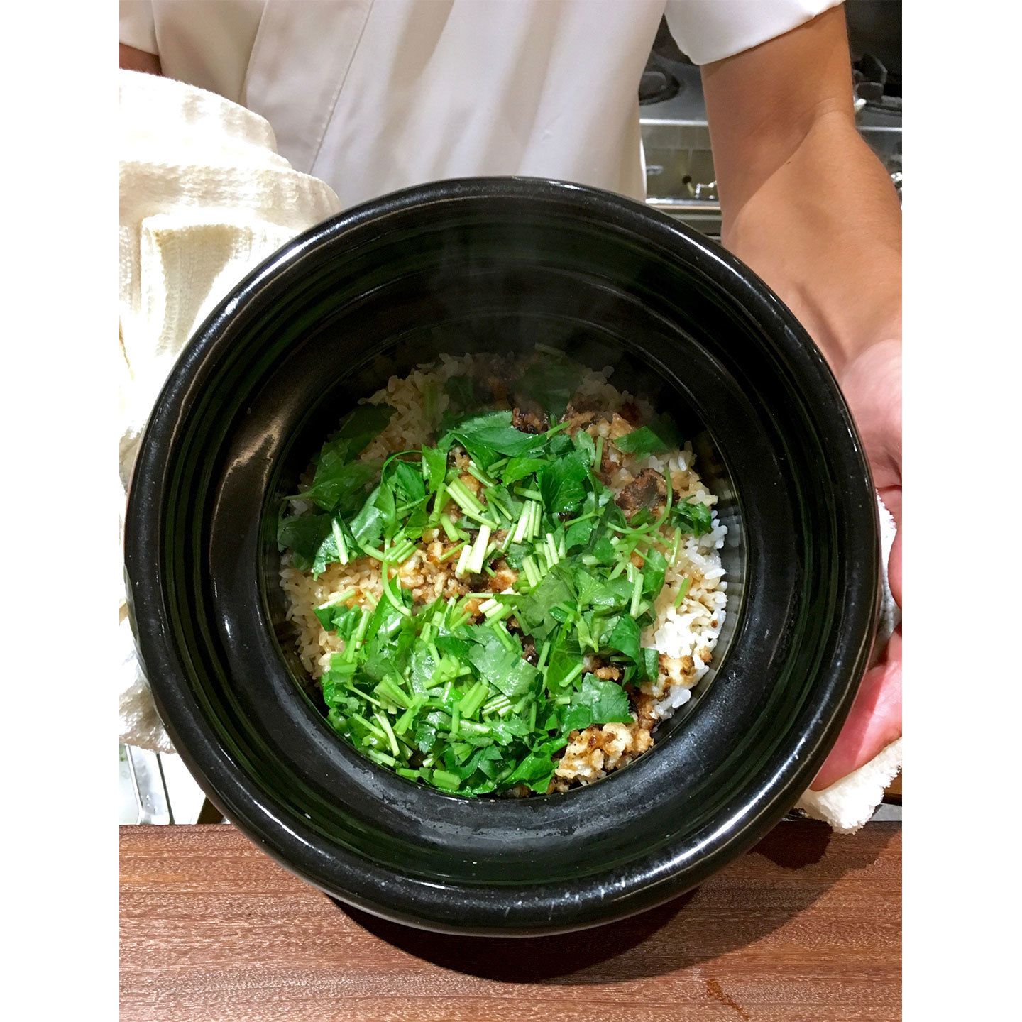 〆の飯物はハモの土鍋ご飯。地物のハモは鐘崎漁港で水揚げされたもの。店主がハモの骨切りをする様も美しい演出のようでした。