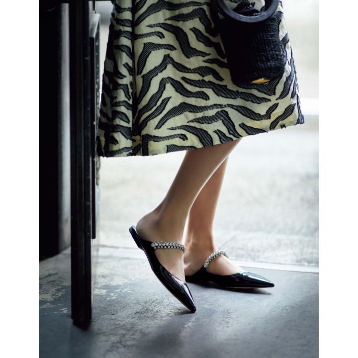 靴『ビング フラット』(JIMMY CHOO) スカート(ブラミンク)、バッグ(デ・プレ〈アラナズ〉) 撮影/熊澤 透 BY:『Precious7月号』小学館、2019年