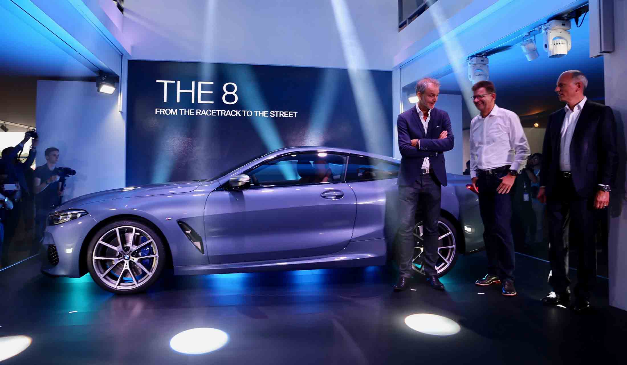 ル・マンの特設会場での発表会風景(右から3人目はBMWデザインを統括するファン・ホイドンク氏)。