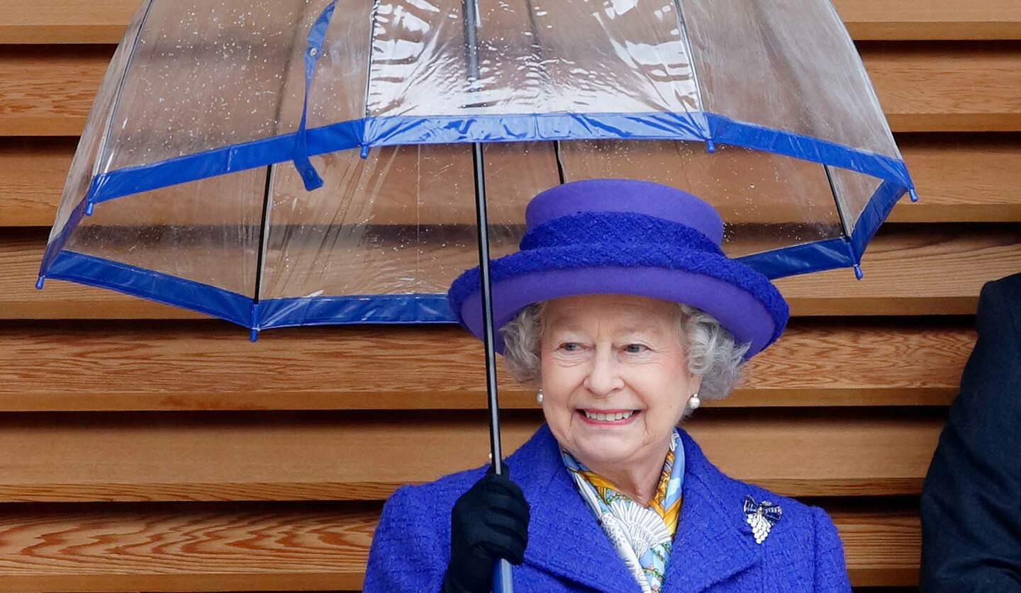 フルトンの傘を愛用するエリザベス女王