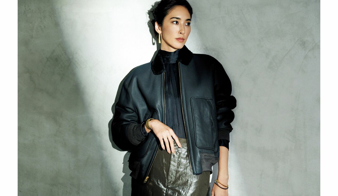 ムートンレザーのブルゾンにシャイニーツイルのマキシスカートを合わせたモデルの立野リカさん