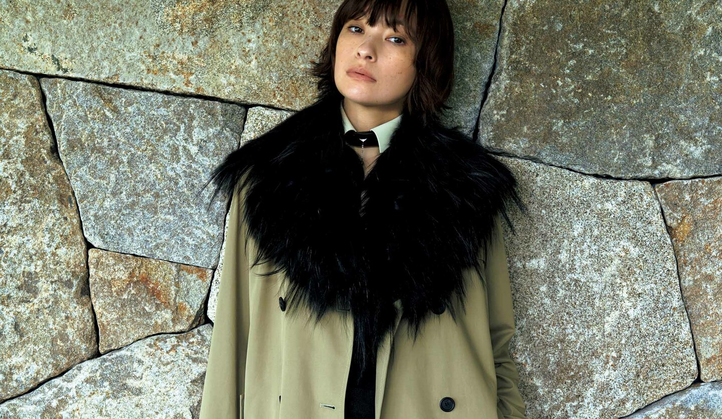 「フェンディ」のコートを着用したモデルの太田莉菜さん