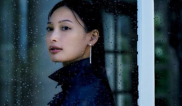 大政 絢さんの耳元で優しく揺れる、パールを連ねたピアス｜15粒のパールが魅惑的なラインを描いて