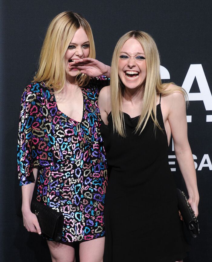 左は、妹のエル・ファニング。