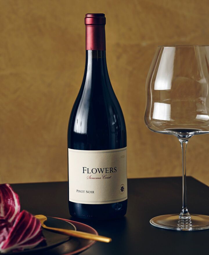 フラワーズの「ピノ・ノワール ソノマコースト2023」とワイングラス