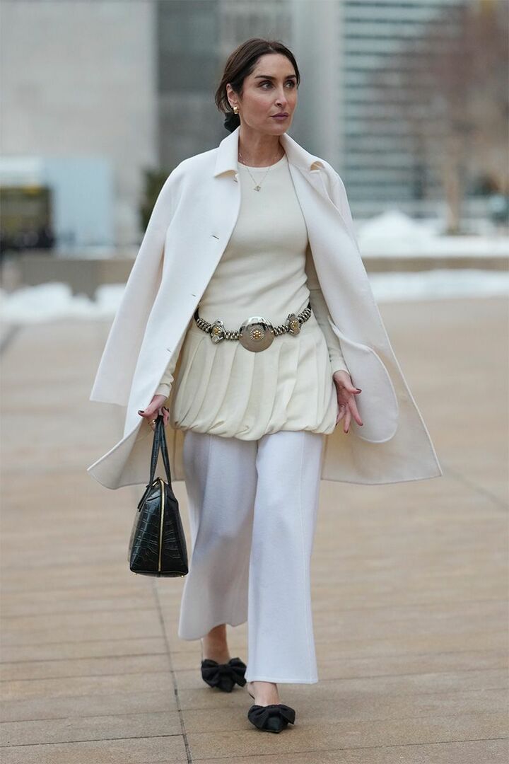 コートはふわっと肩掛けし、さらなる躍動感を生み出して。