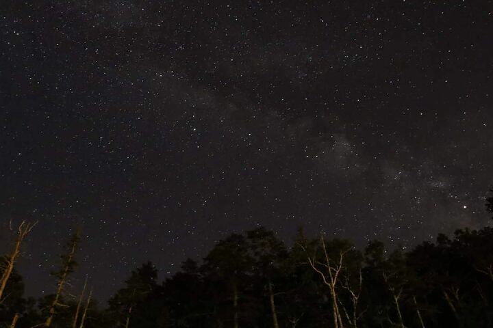 露天風呂から眺める夜空