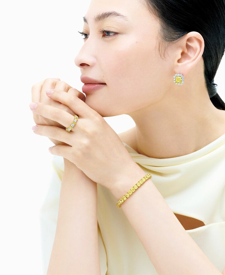 「ダミアーニ」のイエローダイヤモンドのジュエリーを着用したモデルの大政 絢さん