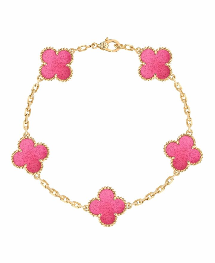 ブレスレット「ヴィンテージ アルハンブラ ブレスレット 5モチーフ」￥946,000【素材：イエローゴールド×ピンクエナメル】