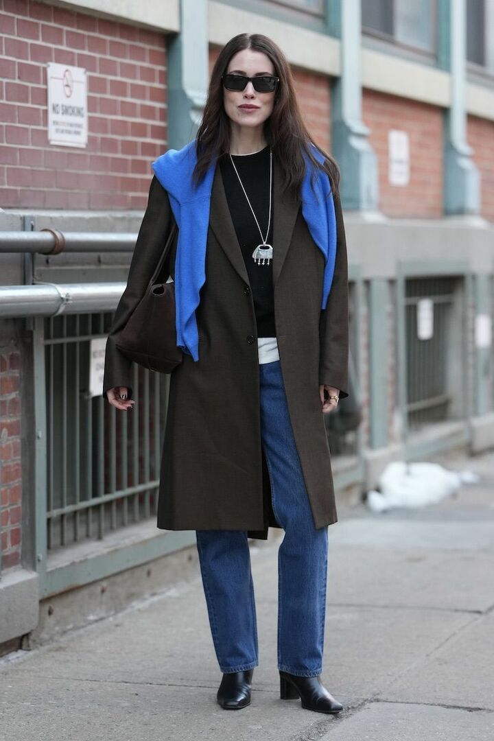 白カットソーを仕込んだり、ニットを引っ掛けることで奥行きのある着こなしに。