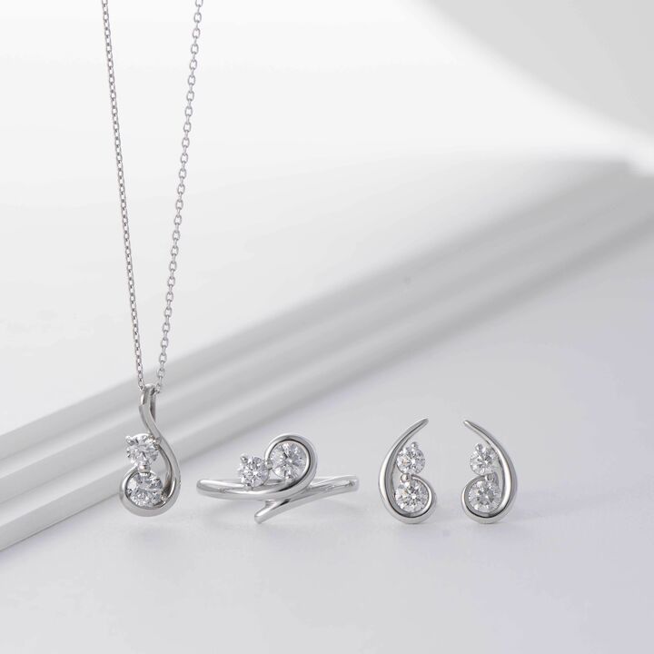 「フォーエバーマーク Two D コレクション」ペンダント￥340,000[素材：プラチナ×ダイヤモンド 上0.20ct、下0.30ct]（小田急百貨店 新宿店 本館5階＝宝飾売場<フォーエバーマーク>）・リング￥410,000[素材：プラチナ×ダイヤモンド 左0.18ct、右0.30ct]（名古屋栄三越 6階ウオッチ＆ジュエリー<フォーエバーマーク>）・ピアス￥450,000[素材：プラチナ×ダイヤモンド 各上0.14ct、下0.22ct]（伊勢丹 浦和店 1F＝アクセサリー<フォーエバーマーク>）