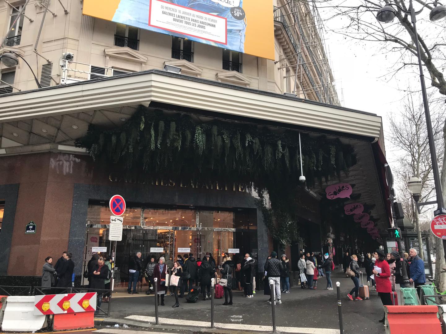 ギャルリー・ラファイエット本館は日曜11時から開店ですが、開店前から大勢の人が集まり始めました(撮影/2018年1月末)。