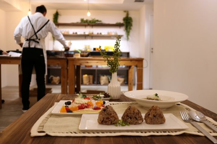 ショップ内にはテーブルや椅子も用意されています。こちらは2Fの試食スペース。