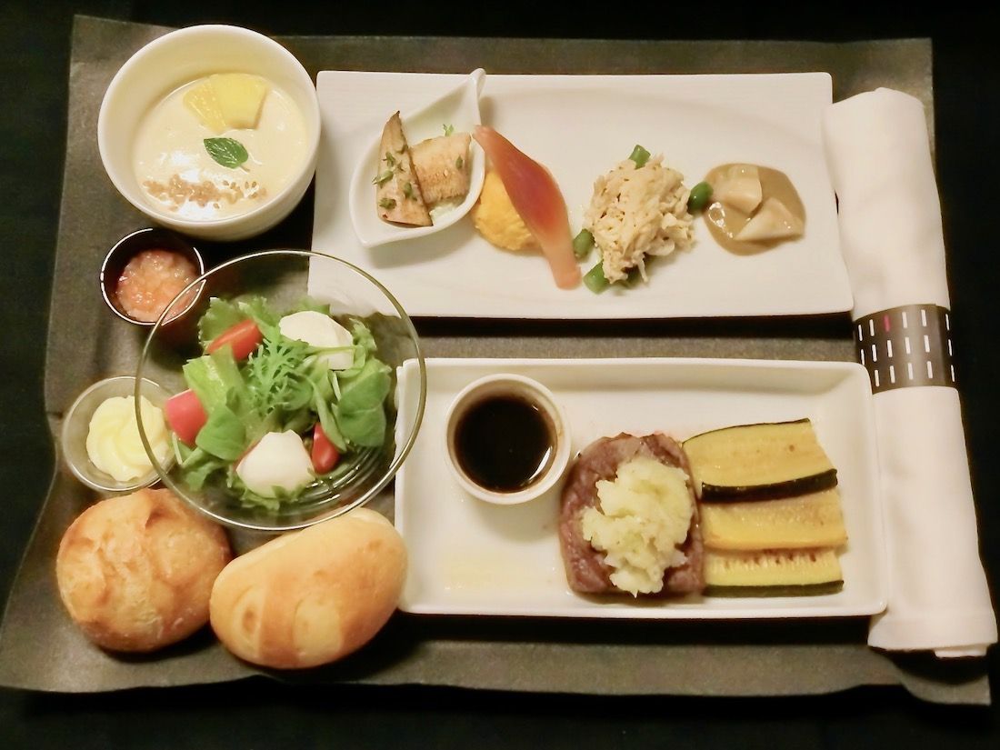 野菜をふんだんに取り入れたヘルシーな洋食のほか、和食も選ぶことができる