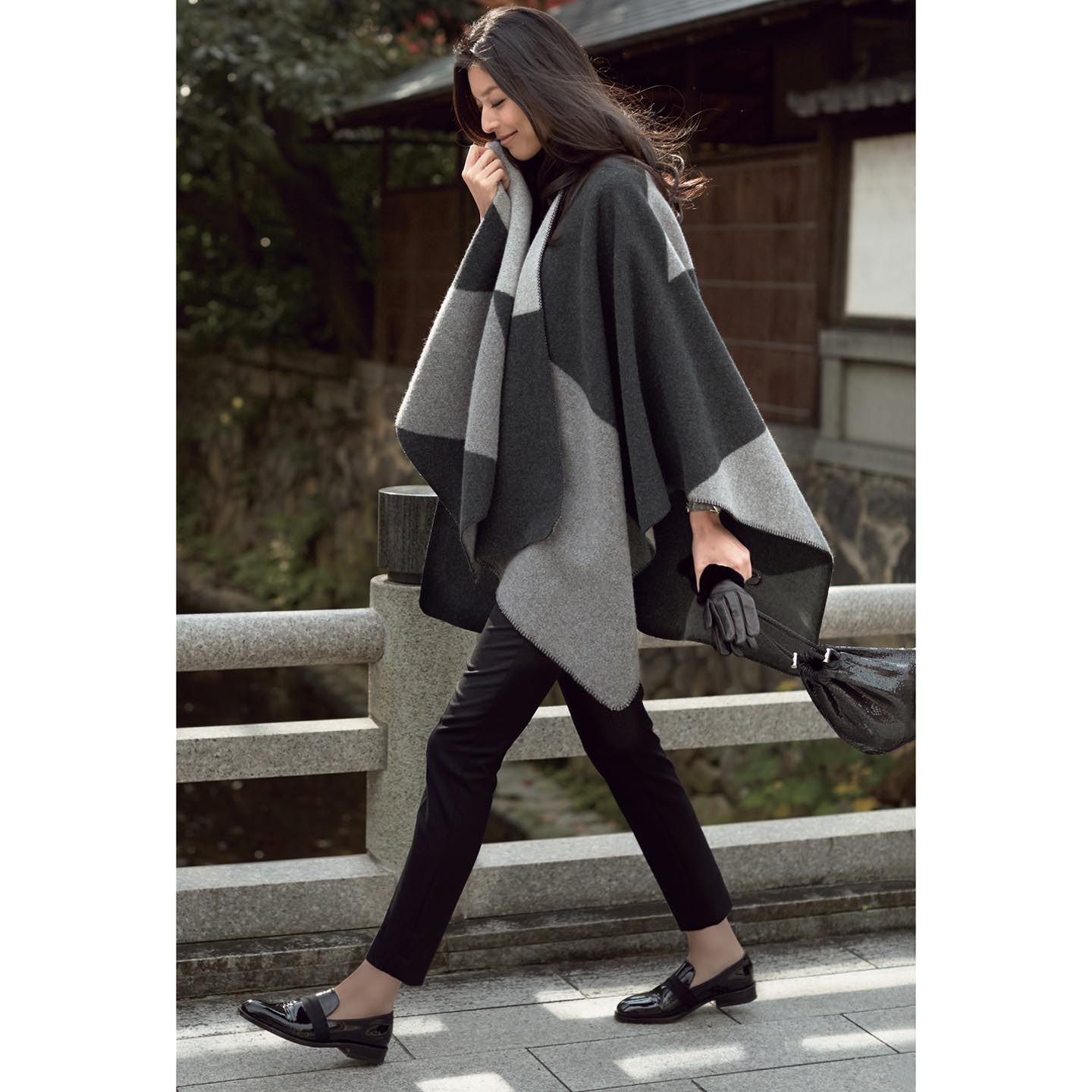 マント(リーミルズ エージェンシー〈ジョンストンズ〉)、ニット(スローン)、パンツ(Theory)、時計(LVMH ウォッチ・ジュエリー ジャパン〈ゼニス〉)、グローブ(showroom SESSION〈コース〉)、バッグ(ステディ スタディ〈パコ・ラバンヌ〉)、靴(J.M. WESTON 青山店) 撮影/熊澤 透 BY :『Precious2月号』小学館、2017年