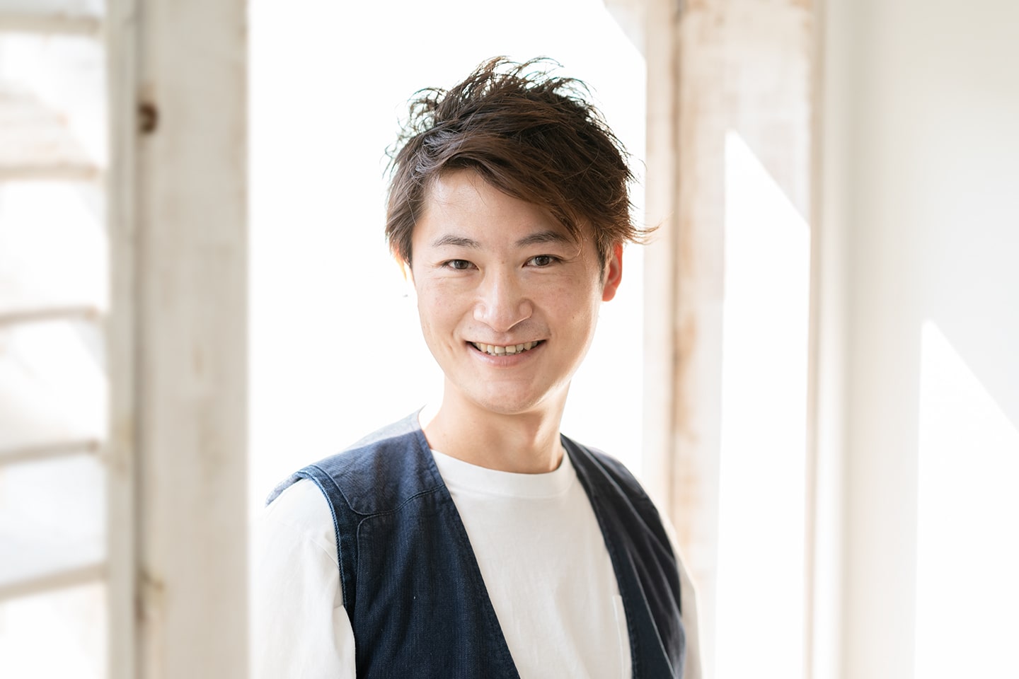 natura店長・杵淵雅也さん。庭つきの一軒家に引っ越したばかり。「今、ガーデニングにはまっています。ブルーベリー、ローズマリー、ゼラニウムなどハーブ系を中心に育てています」