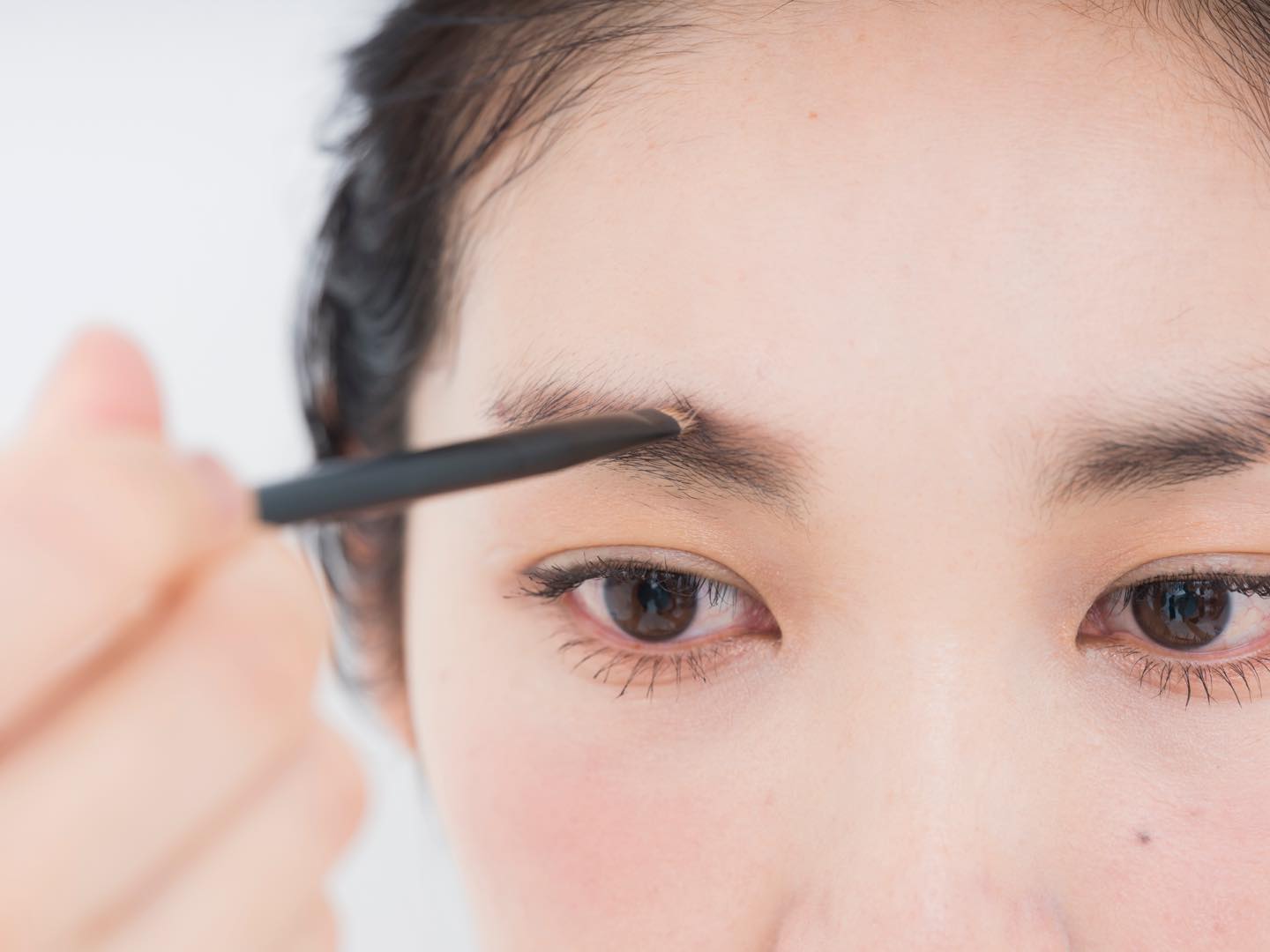 左右対象の眉に仕上げるためにもっとも大切なのが、眉頭の高さを揃えること。
