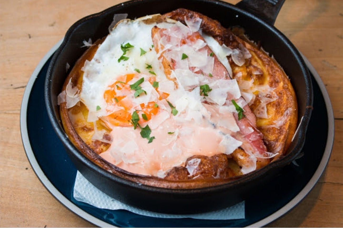 限定ブランチメニューの「焼きたてダッチベイビーパンケーキ(サラダ付き)」¥1,100