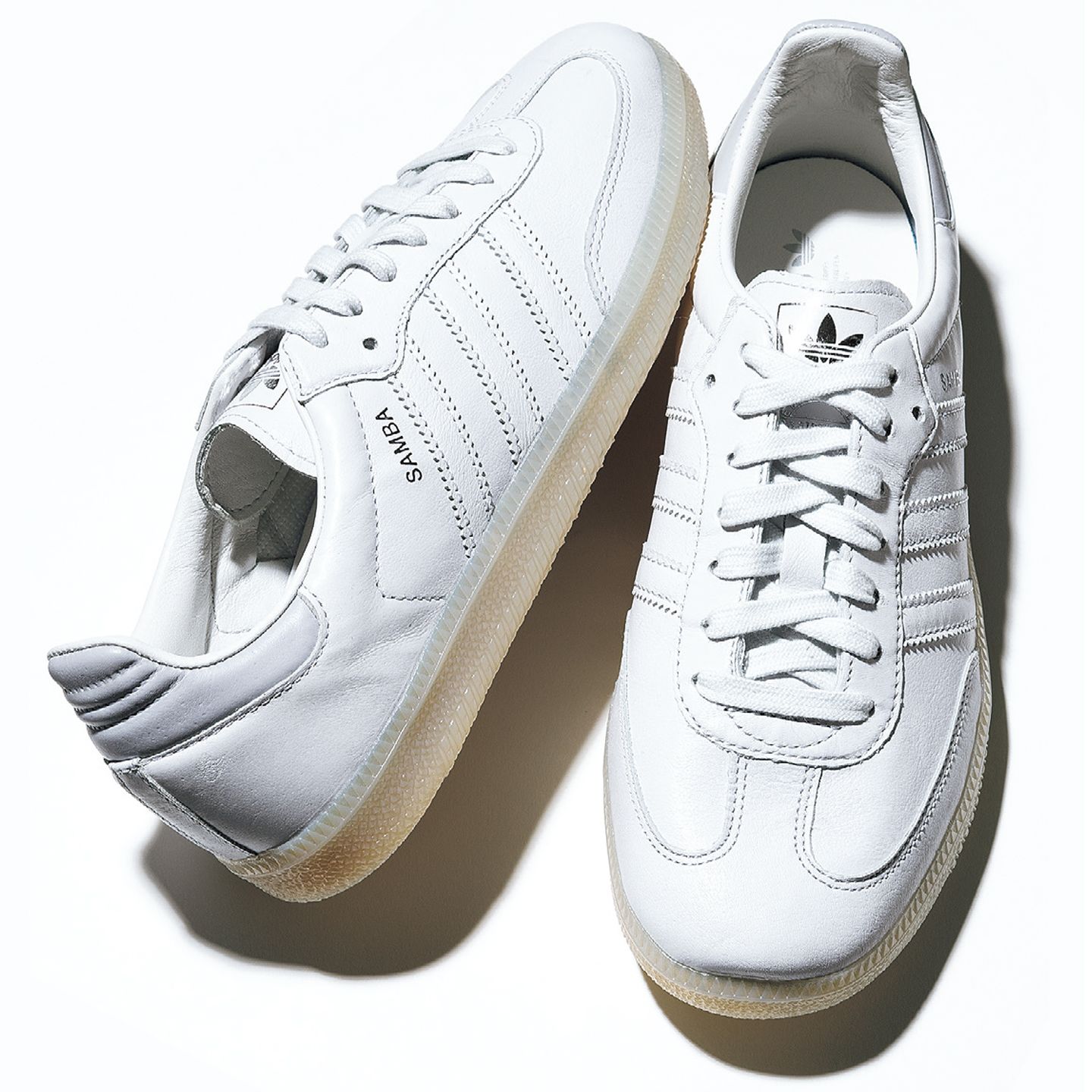 スニーカー¥18,000(TOMORROWLAND〈adidas Originals for TOMORROWLAND〉)