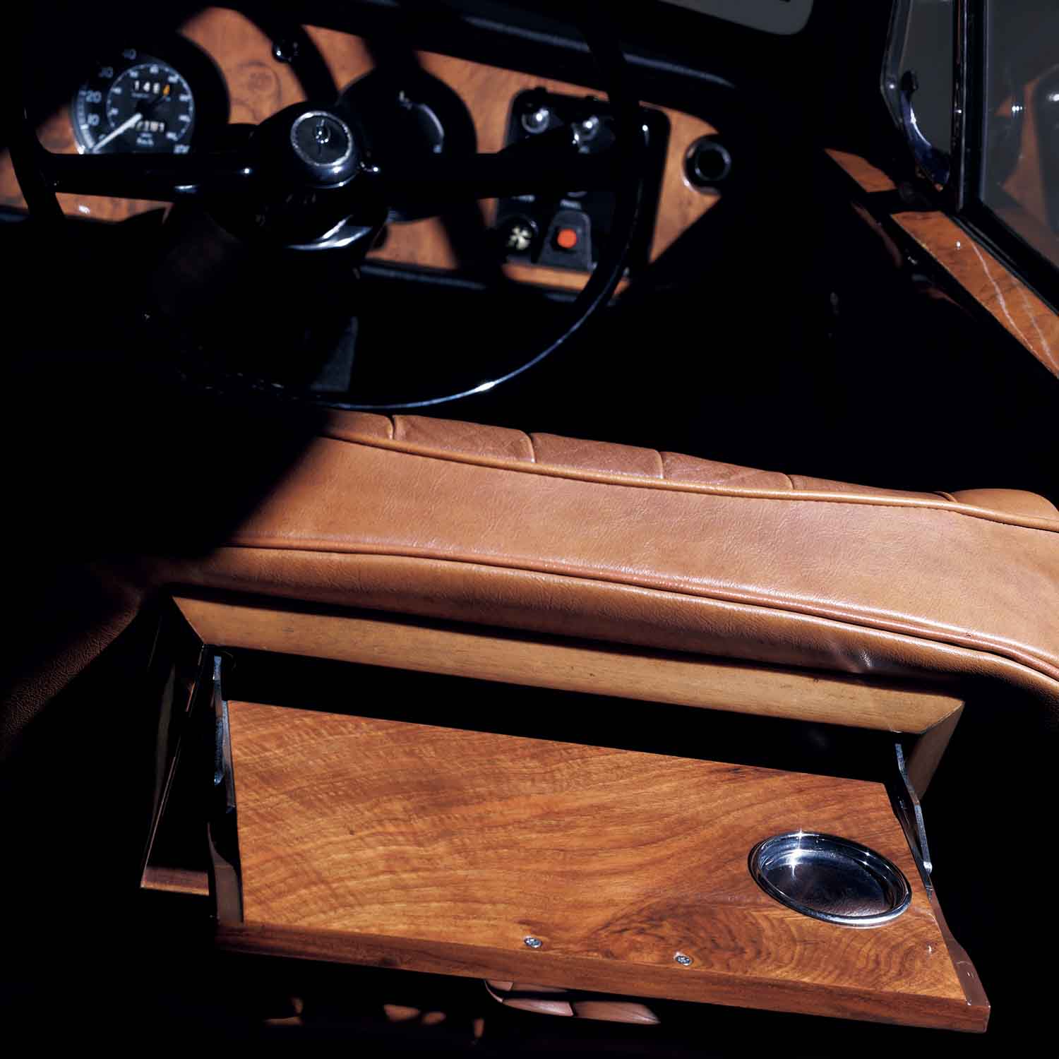全長わずか3.7mのボディに、贅沢な装備を盛り込んだ小型車の逸品。インテリアはウォールナットと手縫いのレザーシートで仕立てられている。写真のモデルは’71年式の4MT車で、後部座席用のピクニックテーブルも備える。オーナーは若い女性で、あまりにかわいい姿に一目惚れして購入したとか。中古車相場は150万円から300万円。