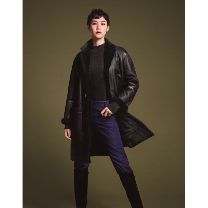 コート・カシミアニット・デニムパンツ・ベロアのブーツ(エルメスジャポン) 撮影/下村一喜 BY:『Precious10月号』小学館、2019年 撮影/下村一喜 BY:『Precious10月号』小学館、2019年