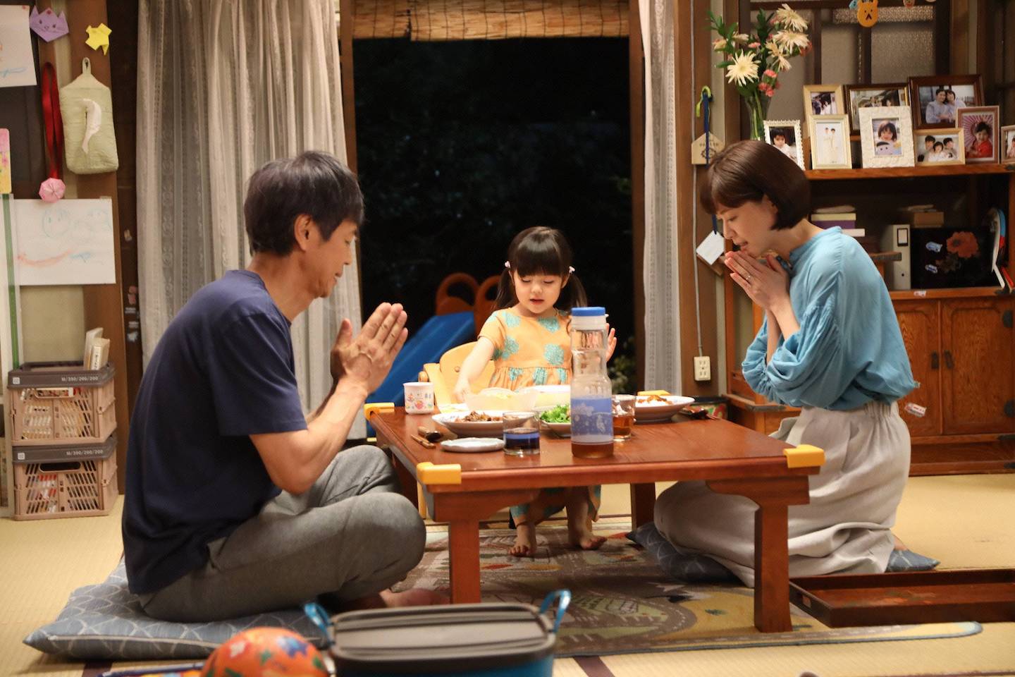 第9話での平(時任三郎さん/左)とつぐみ(加藤柚凪さん)と朝顔(上野樹里さん/右)の食事シーン ©フジテレビ
