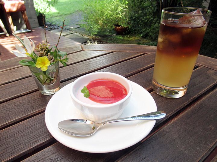 「いちごのババロア」(数量限定) ¥500、飲み物は「りんごのアイスティー」 ¥480。スイーツとドリンクをセットにすると100円引きに