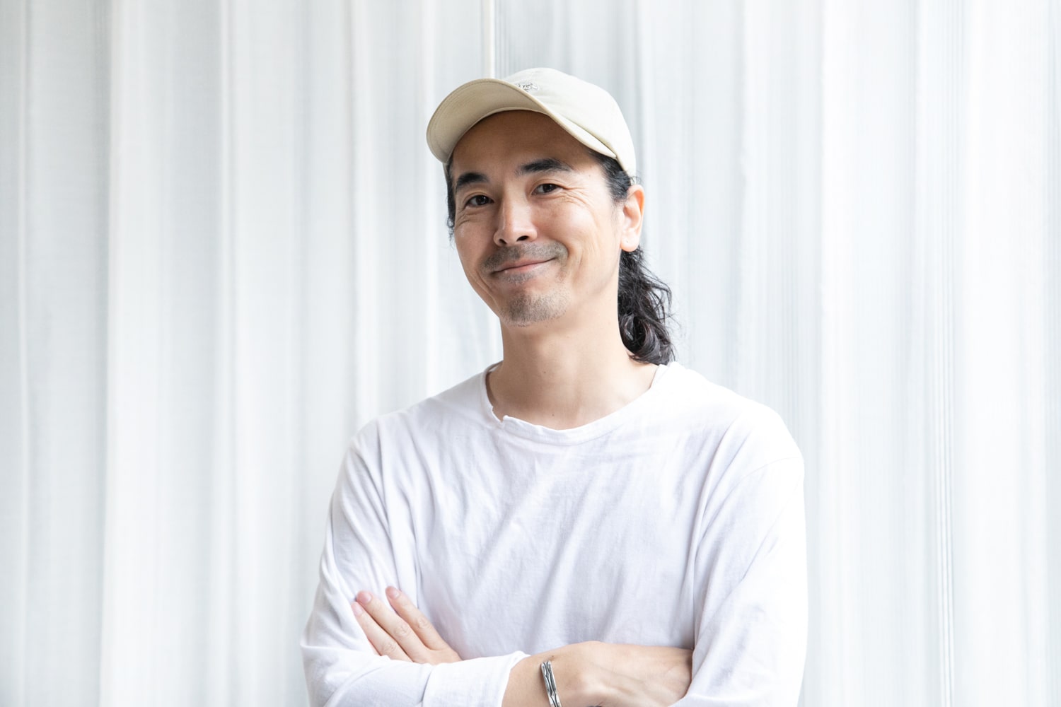 Double 店長・石原慎太郎さん。「メンズコスメを集めるのにハマっています。妻が使っていたガミラシークレットの石けんを使って、スキンケアの大切さを実感しました」Instagramアカウント@ishiharashintaro