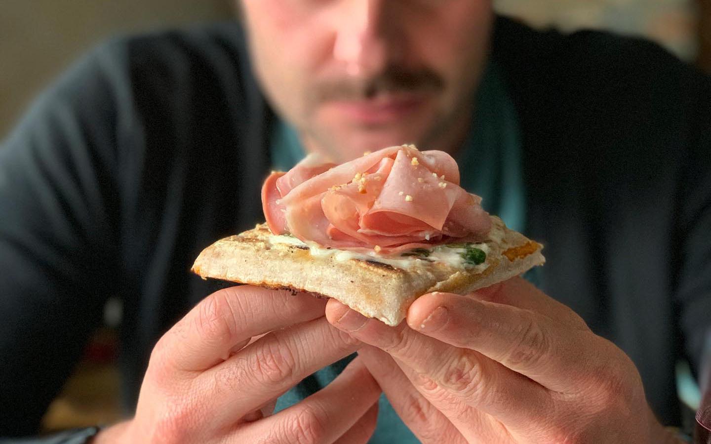 「カリストロ」のトルテッリは、パスタ生地を焼いてその上にモルタデッラなどをトッピングしたオープンサンド。
