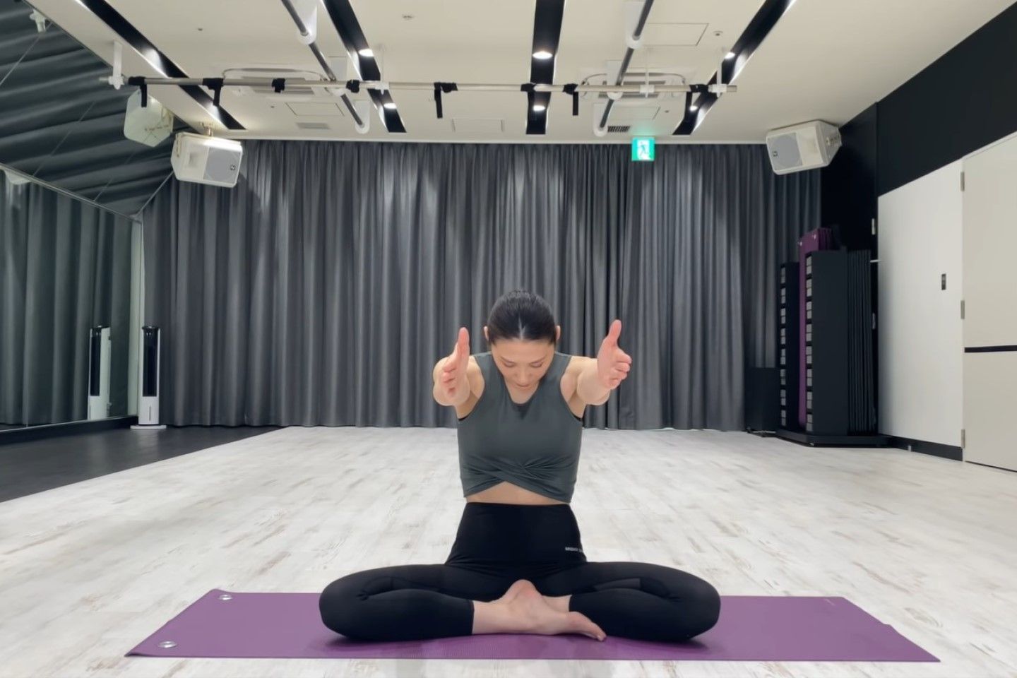 背中上部を丸めて骨盤を後傾させて、目線をおへそに。